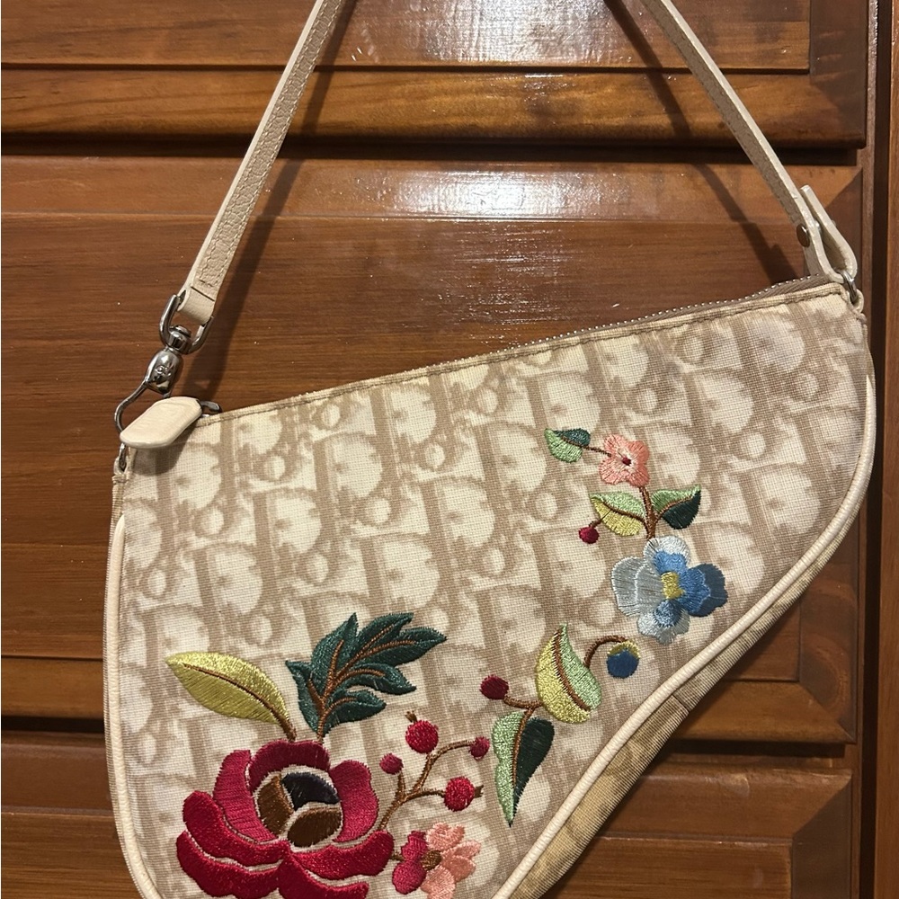 CHRISTIAN DIOR